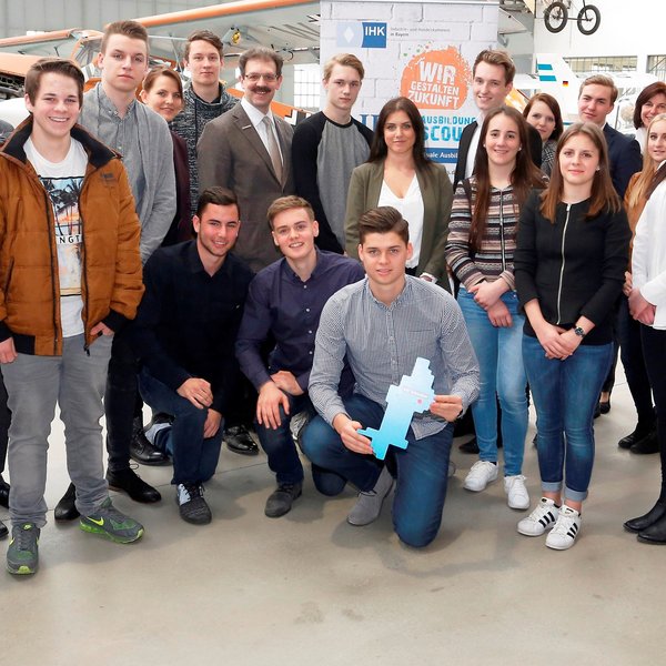 Gruppenfoto von Schülern vor einem aufsteller