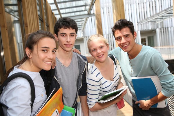 Vier Schüler mit Büchern in der Hand