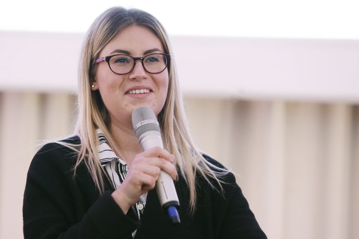 Frau hält Mikrofon in der Hand und spricht