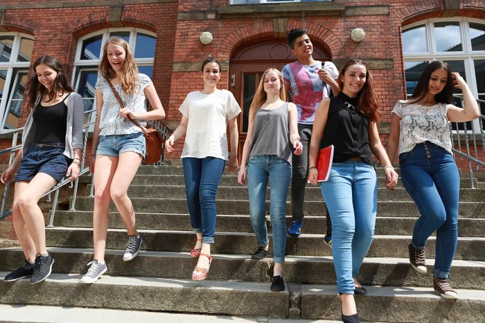 Sieben Personen gehen die Treppe runter