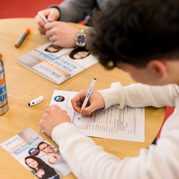 Lehrkraft füllt Anmeldeformular zum Projekt aus