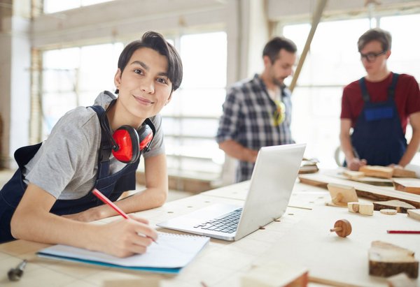 Auszubildende am Schreibtisch. Foto: Adobe Stock