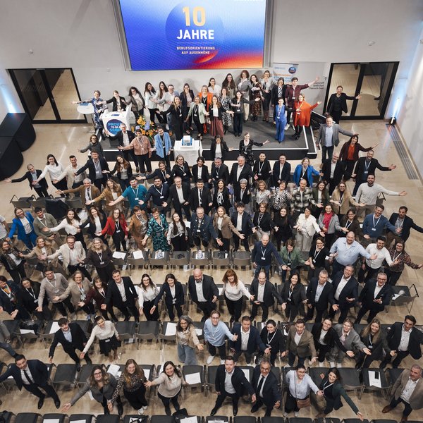 UnternehmensvertreterInnen bei einer Veranstaltung, schauen alle in die Kamera