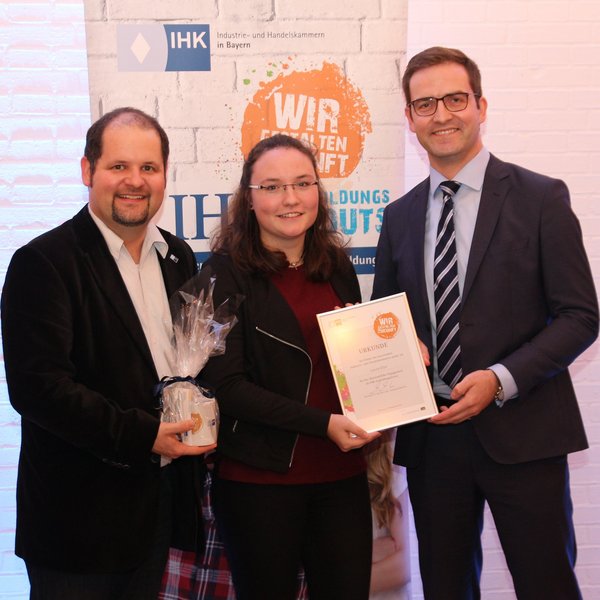 Schülerin erhält eine Urkunde