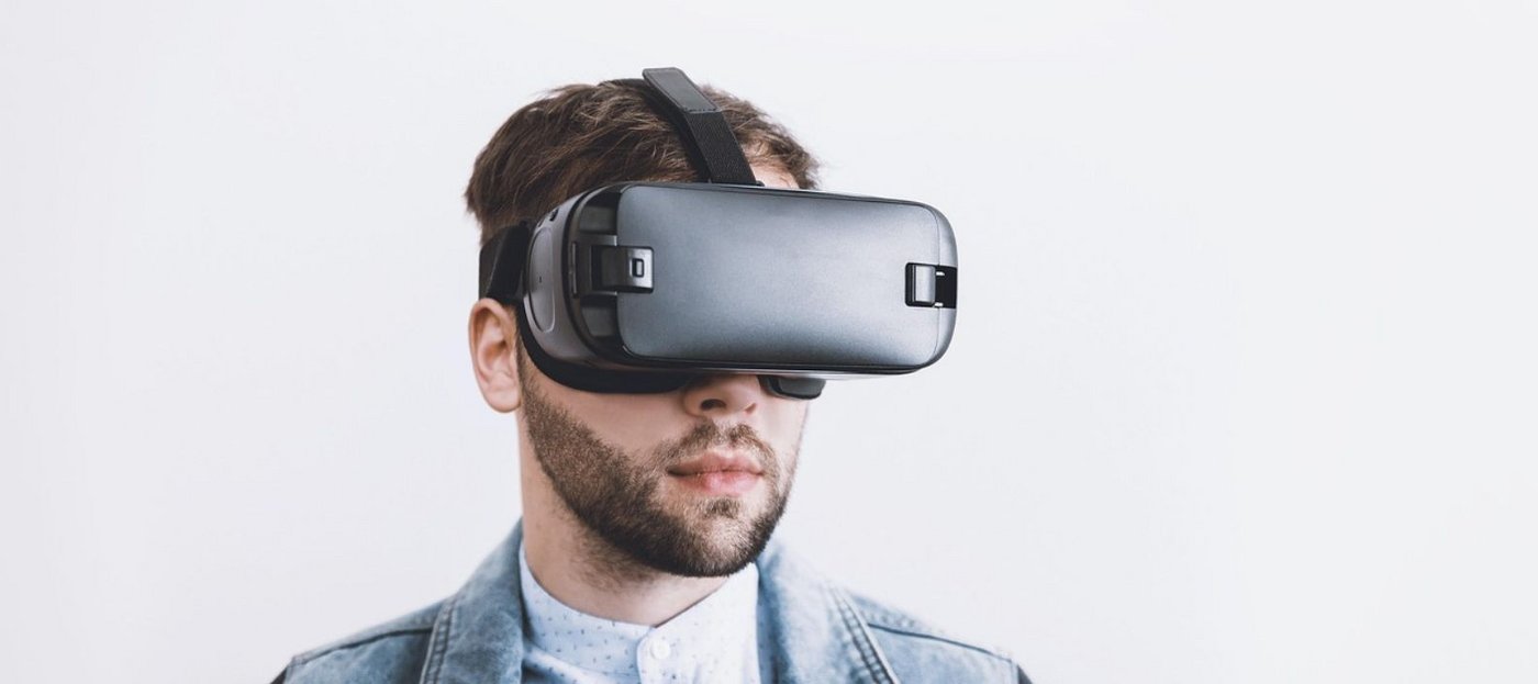 Mann mit VR-Brille. Foto: Pixabay