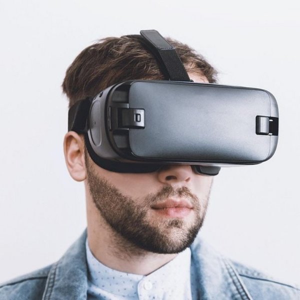 Mann mit VR-Brille. Foto: Pixabay