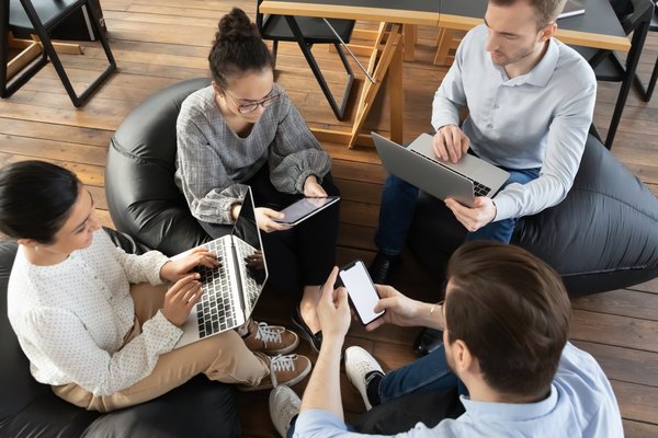 Vier Jugendliche besprechen sich im Kreis. Foto: AdobeStock