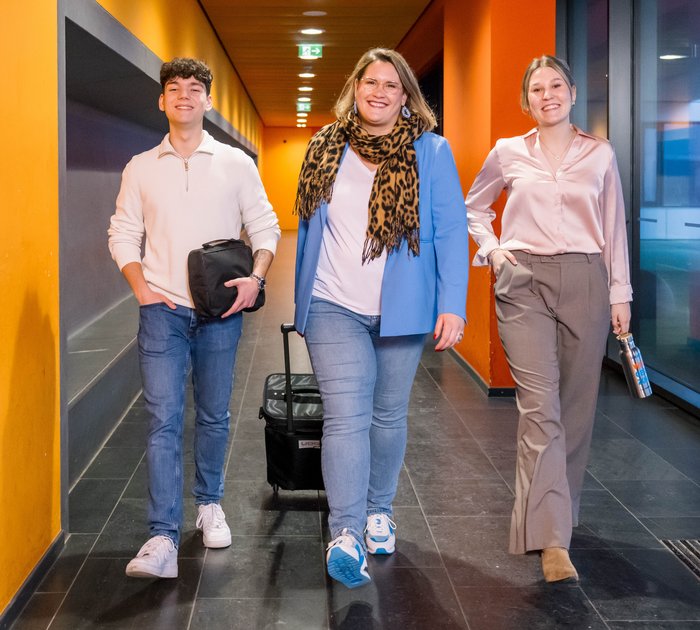 Regionalkoordinatorin und Azubis auf dem Weg zum Klassenzimmer