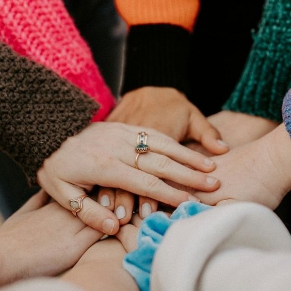 Zusammenhalten. Foto: Unsplash