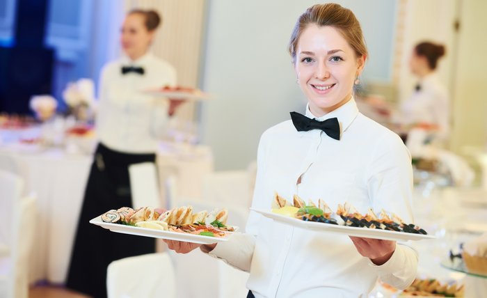 Mädchen hält Teller in der Hand und serviert Essen