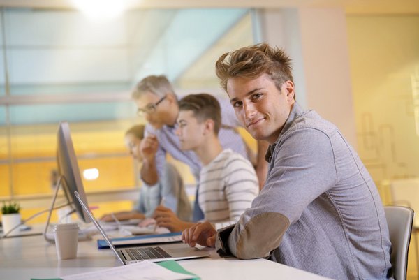 Junger Mann am Laptop. Foto: AdobeStock 19511466