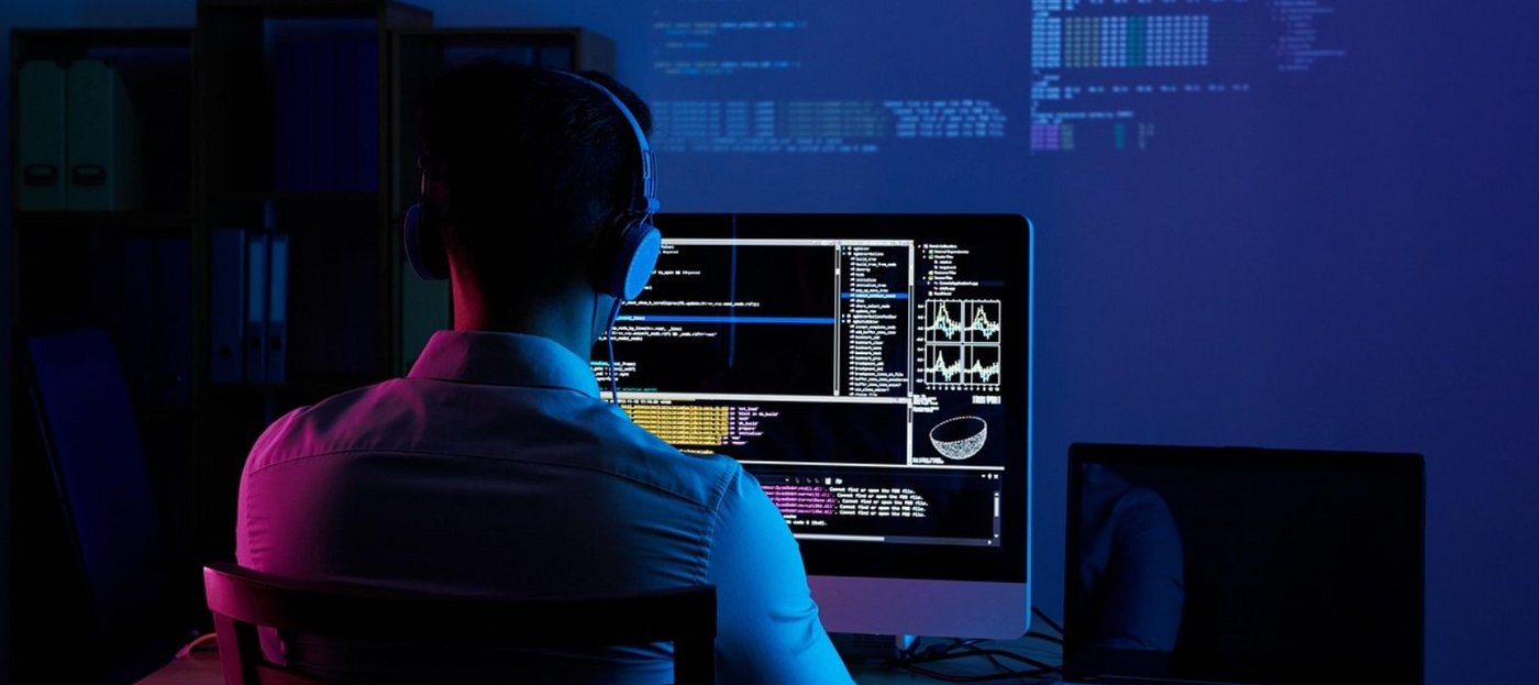 Mann vor PC. Foto: Pixabay