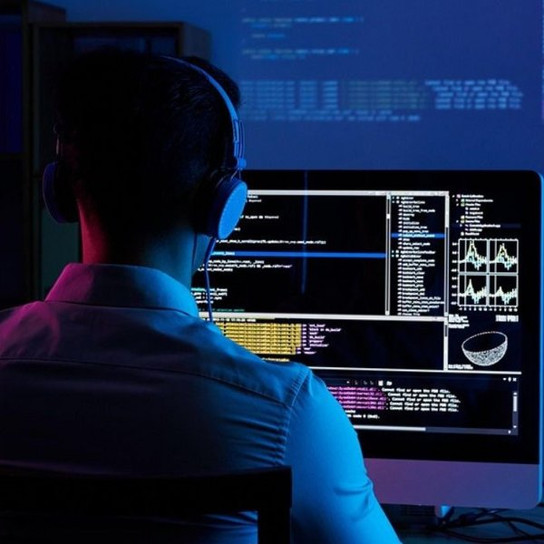 Mann vor PC. Foto: Pixabay