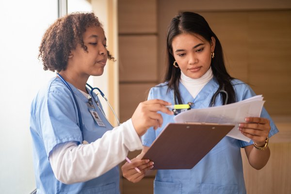 Junge Krankenschwestern. Foto: AdobeStock