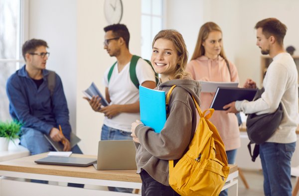 Mädchen mit Schulrucksack. Foto: AdobeStock