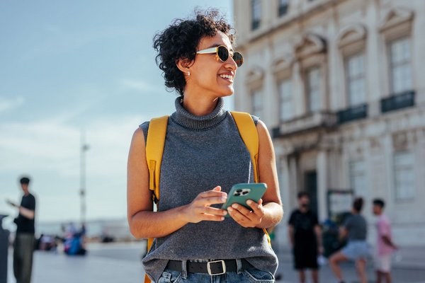 Frau am Handy. Foto: Adobe Stock