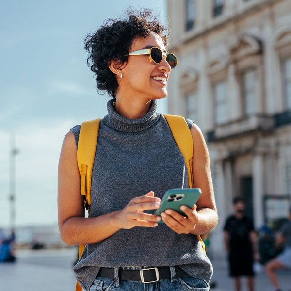 Frau am Handy. Foto: Adobe Stock