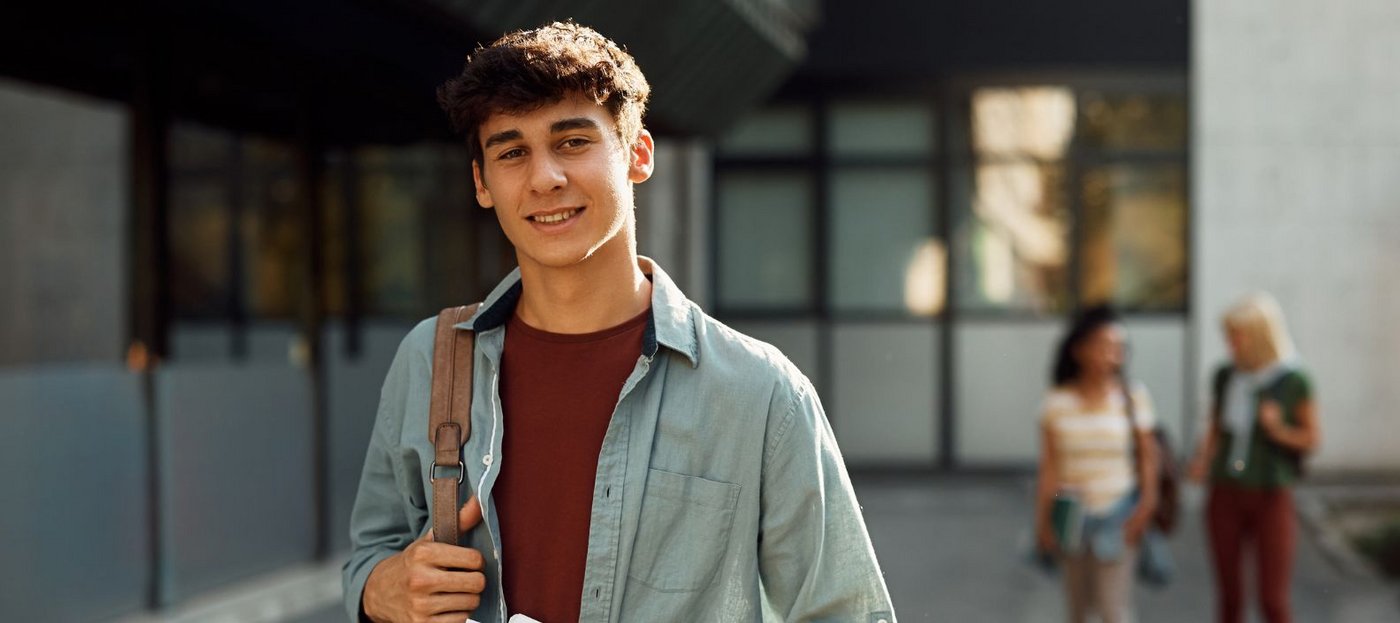 Junge mit Rucksack. Foto: Adobe Stock