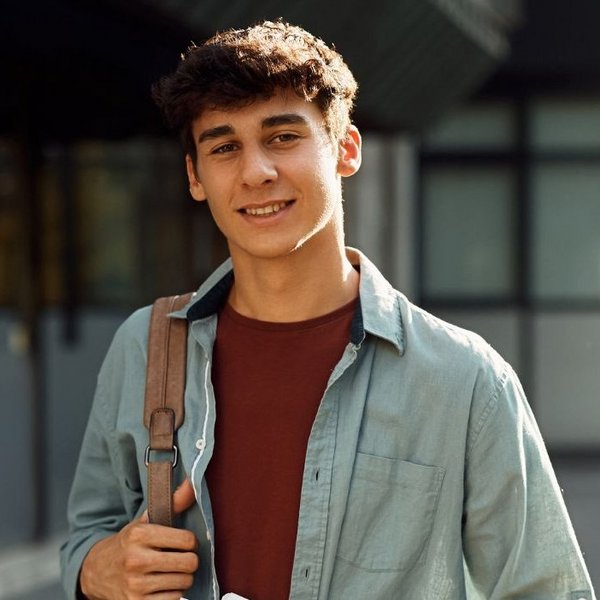 Junge mit Rucksack. Foto: Adobe Stock