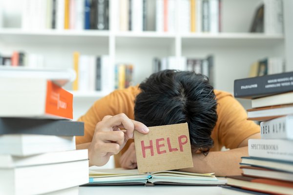 Verzweifelter Junge mit Help-Schild. Foto: Adobe Stock