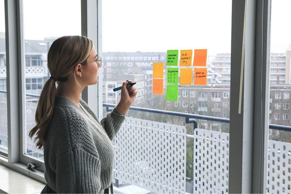 Frau macht sich Notizen. Foto: Unsplash