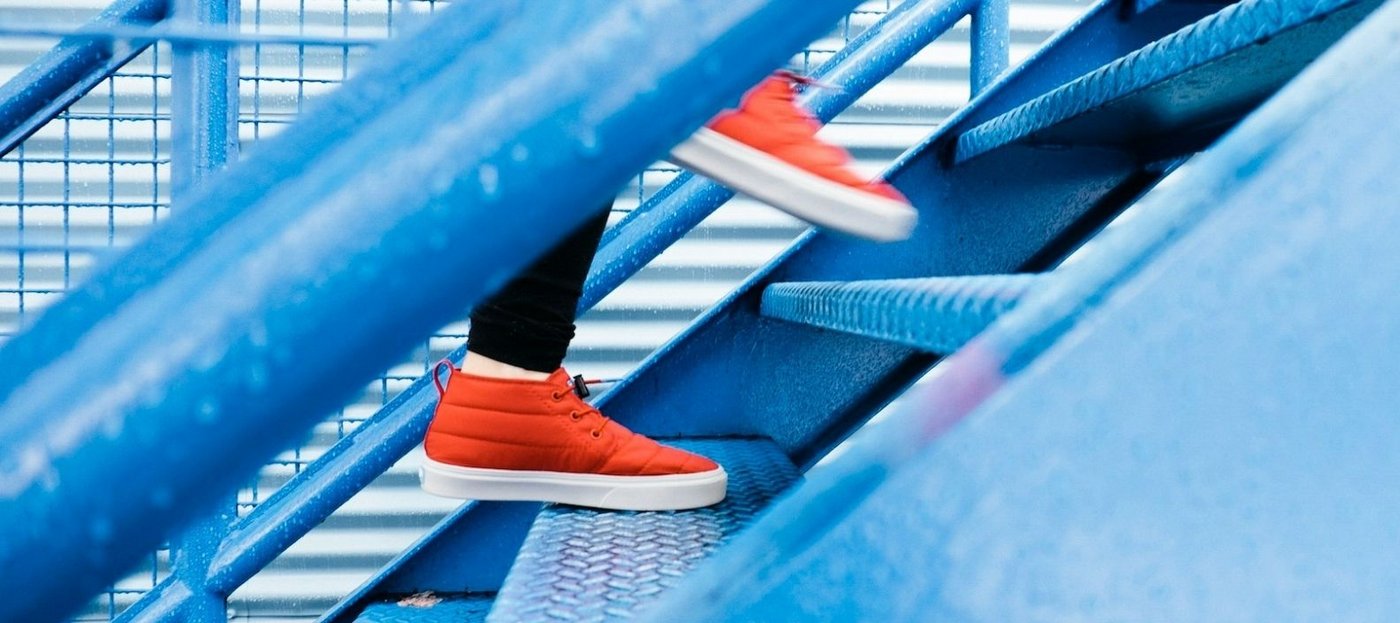 Schuhe auf Trepee. Foto: Unsplash