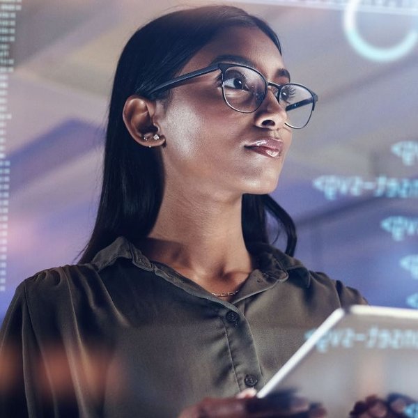 Frau mit Tablet. Foto: Adobe Stock