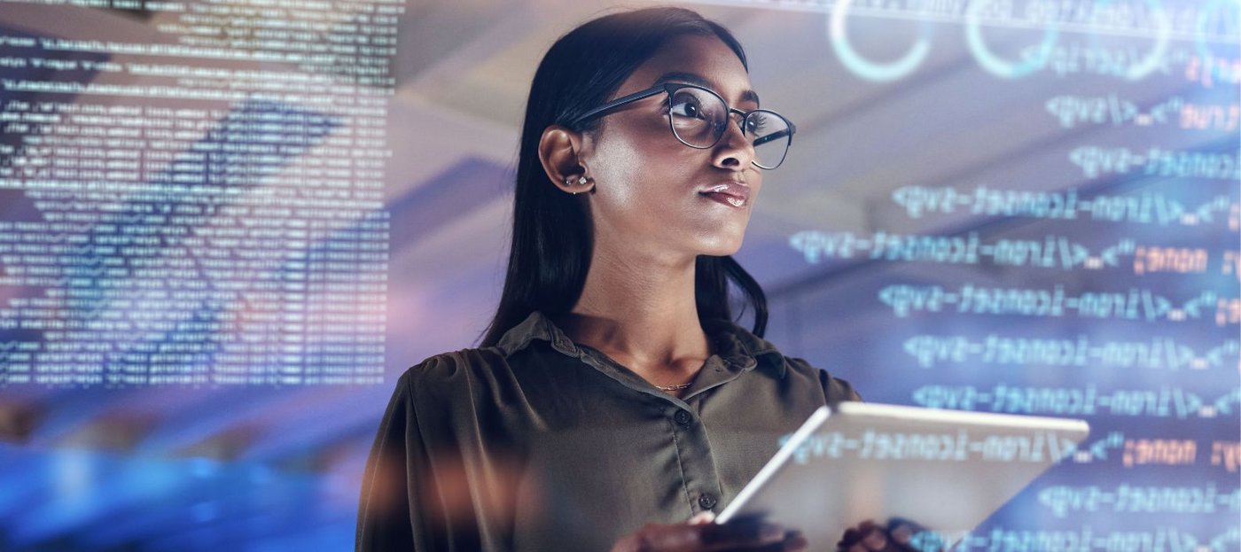 Frau mit Tablet. Foto: Adobe Stock
