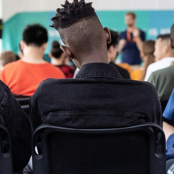 Drei Schüler auf der Schulbank. Foto: Unsplash