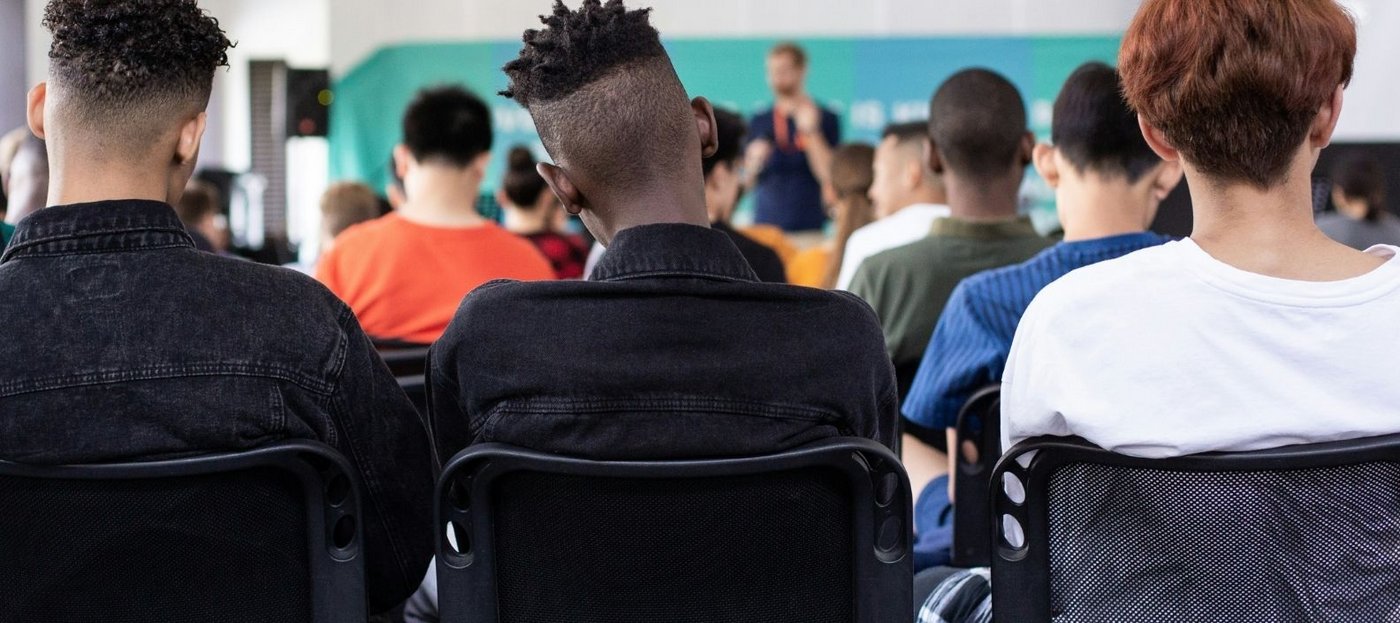 Drei Schüler auf der Schulbank. Foto: Unsplash