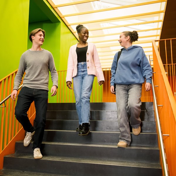  AusbildungsScouts laufen die Schultreppe herunter. 