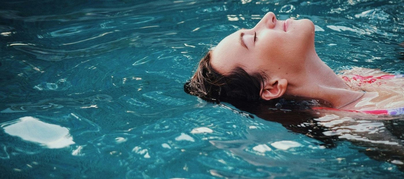 Frau im Wasser. Foto: Unsplash