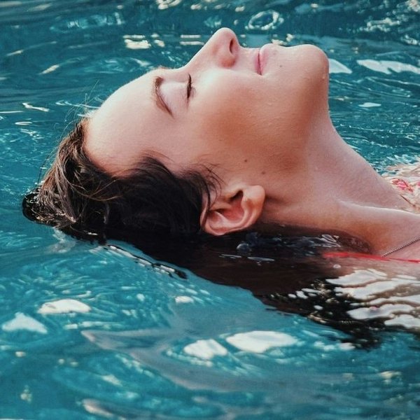 Frau im Wasser. Foto: Unsplash