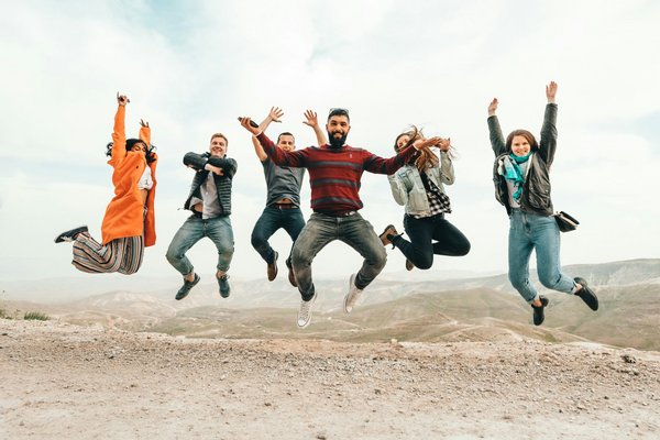 Springende Menschen. Foto: Unsplash