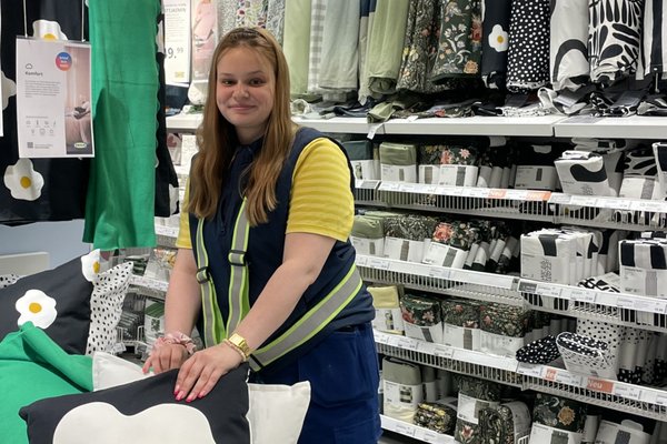 Vanessa im Ikea-Einrichtungshaus. Foto Julia Habel.