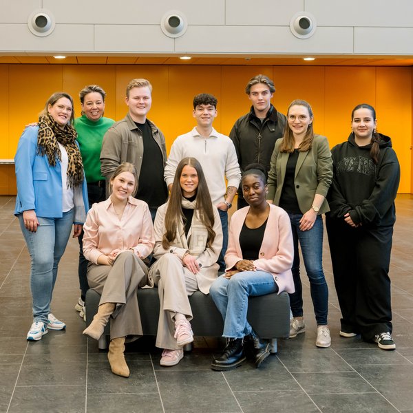 Team von 2 Regionalkoordiantoren und 8 Azubis sind in der Aula zu sehen 