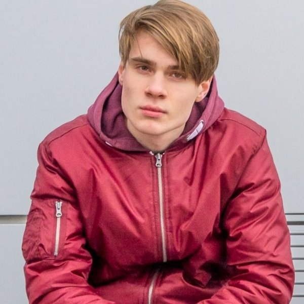 Junge im roten Pulli. Foto: Canva