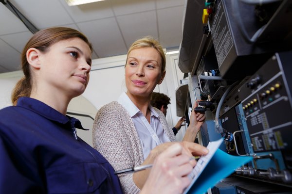 Junge Auszubildende mit Ausbilderin. Foto: AdobeStock